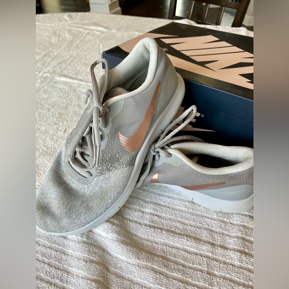 Nike flex contact running shoes size 8